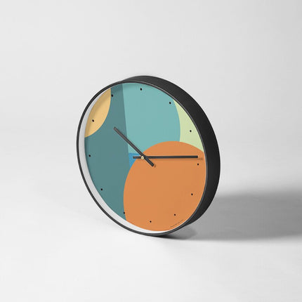 Moderni seinäkello värikkäällä kuviolla