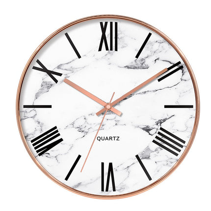 Valkoinen marmorikuvioinen seinäkello ruusukullalla