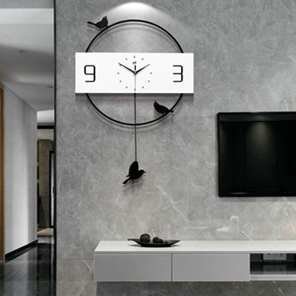 Moderni seinäkello lintukoristeilla ja heilurilla