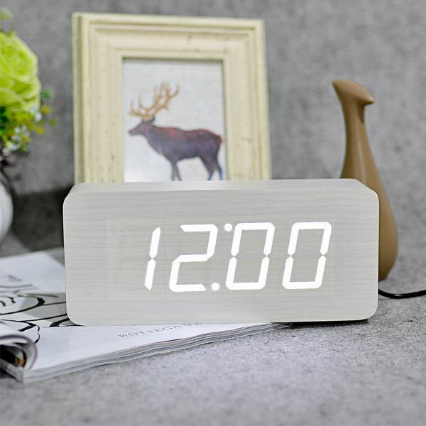 Moderni puinen digitaalinen LED-herätyskello