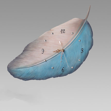 Koristeellinen höyhenen muotoinen seinäkello