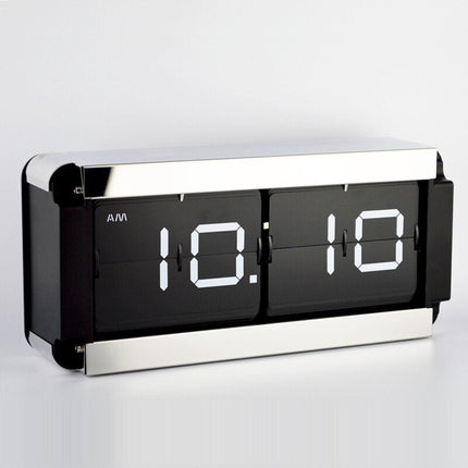 Moderni kääntökello kiiltävällä metallikehyksellä