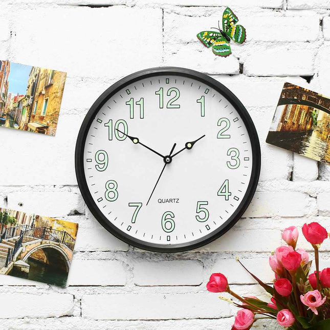 Vaaleanpunainen pimeässä hohtava seinäkello