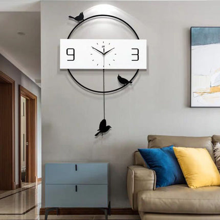 Moderni seinäkello puuta ja lintuja