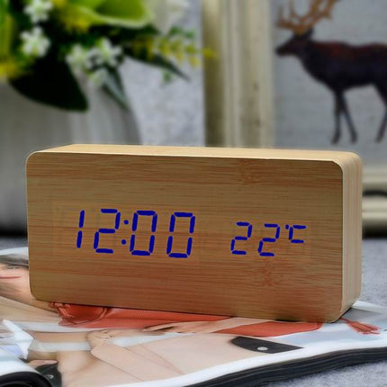 Klassinen digitaalinen puinen herätyskello