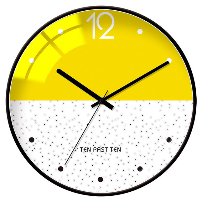 Moderni seinäkello kuperalla lasilla