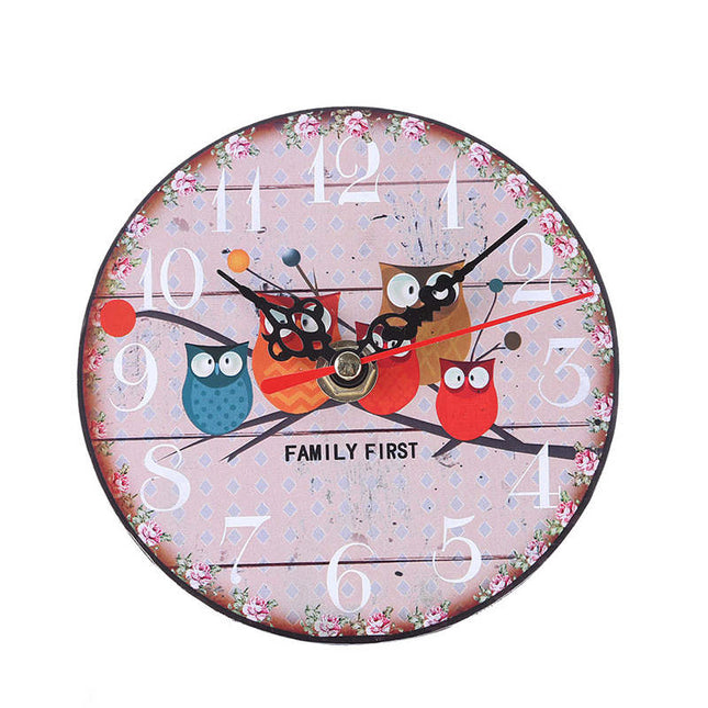 Lastenhuoneen seinäkello pöllö traktorissa