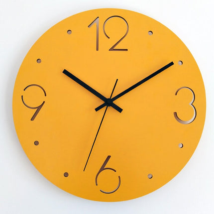 Yksinkertainen keltainen seinäkello olohuoneeseen