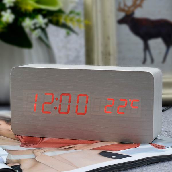 Klassinen digitaalinen puinen herätyskello
