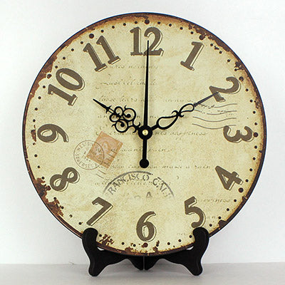 Pyöreä antiikkinen pöytäkello jalustalla