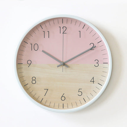 Vaaleanpunainen ja puinen skandinaavinen seinäkello