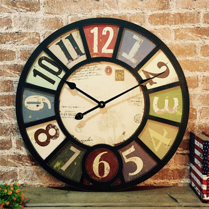 Suuri vintage-seinäkello roomalaisilla numeroilla
