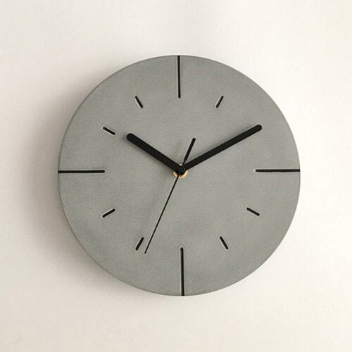 Moderni harmaa seinäkello betonipinnalla
