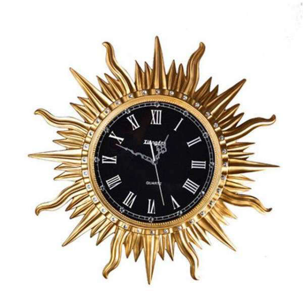 Suuri auringon muotoinen kultainen seinäkello