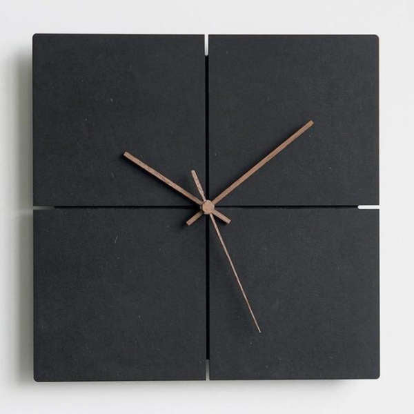 Minimalistinen musta seinäkello puuosoittimilla