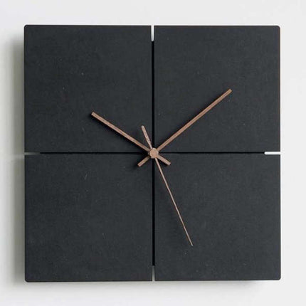Minimalistinen musta seinäkello puuosoittimilla