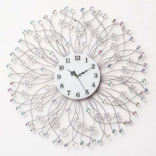 Iso kristallikello kukkakoristeilla olohuoneeseen