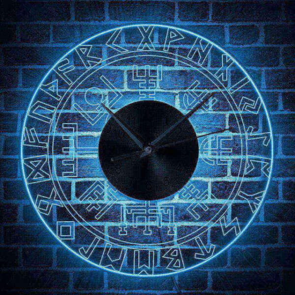 Seinäkello sinisellä LED-valaistuksella