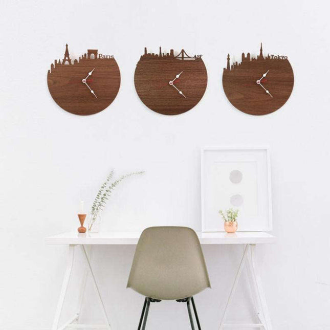 Puinen seinäkello New York -siluetilla