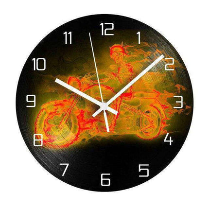Seinäkello liekehtivällä moottoripyörällä