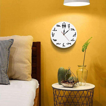 Klassinen Kamasutra-seinäkello mustavalkoisena