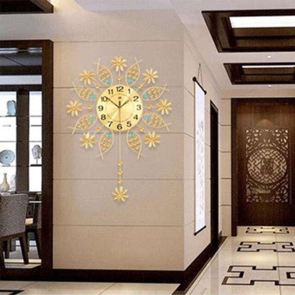 Koristeellinen metalliseinäkello kukilla ja heilurilla