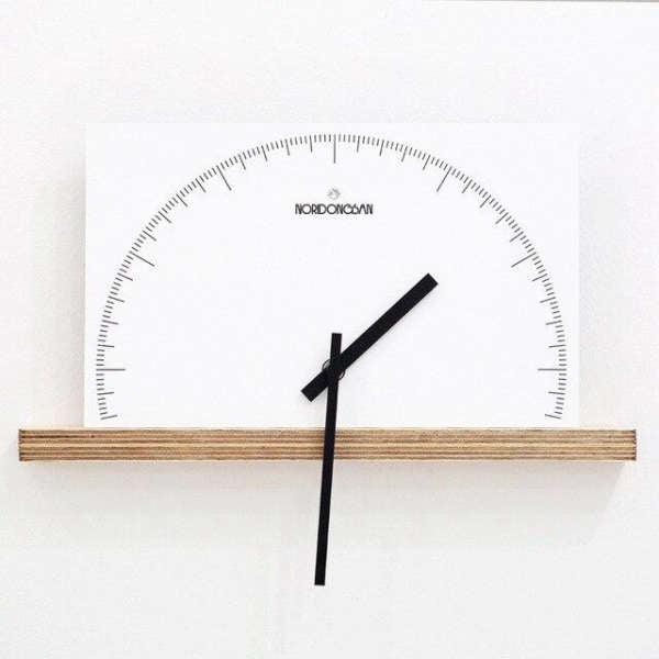 Minimalistinen puolipyöreä design-seinäkello