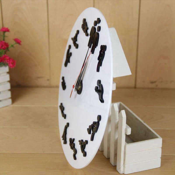 Klassinen Kamasutra-seinäkello mustavalkoisena