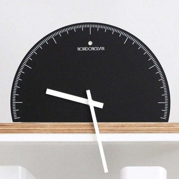 Minimalistinen puolipyöreä design-seinäkello