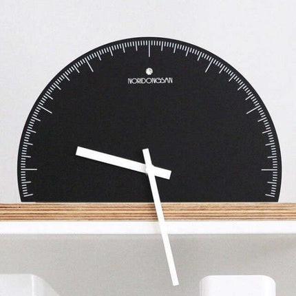 Minimalistinen puolipyöreä design-seinäkello
