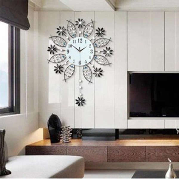 Koristeellinen metalliseinäkello kukilla ja heilurilla