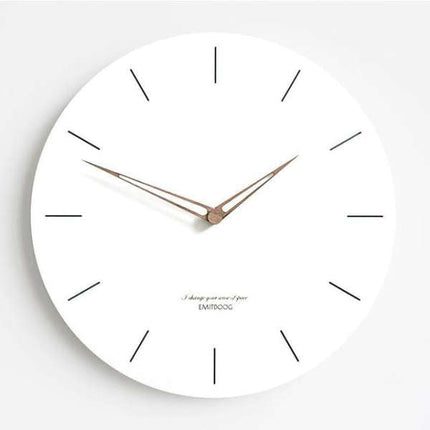 Yksinkertainen valkoinen seinäkello puuosoittimilla