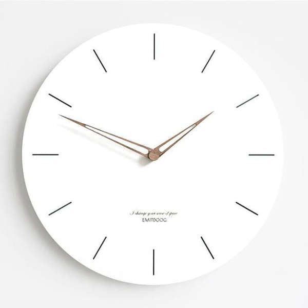 Yksinkertainen valkoinen seinäkello puuosoittimilla