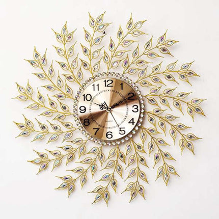 Kultainen seinäkello lehtikuviolla ja kristalleilla