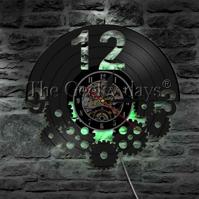 Steampunk-seinäkello isolla numerolla 12