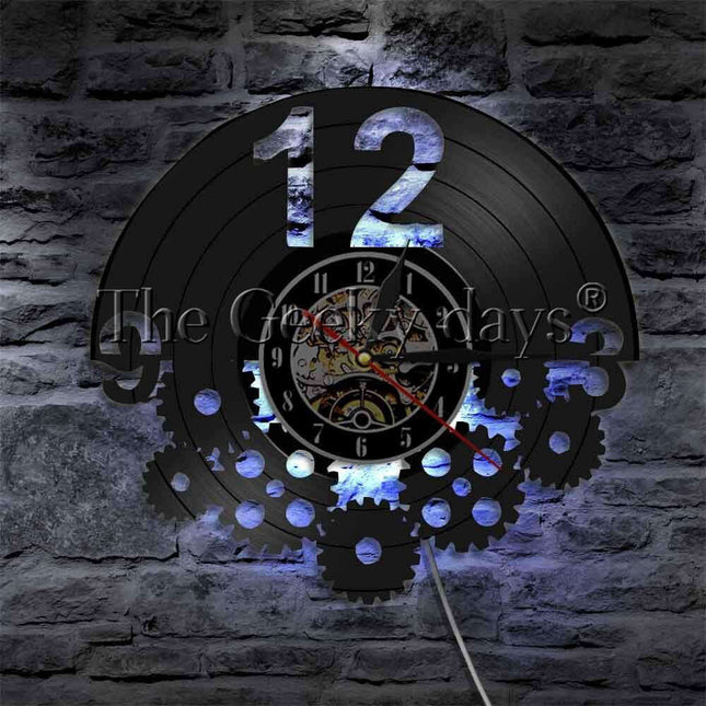 Steampunk-seinäkello isolla numerolla 12