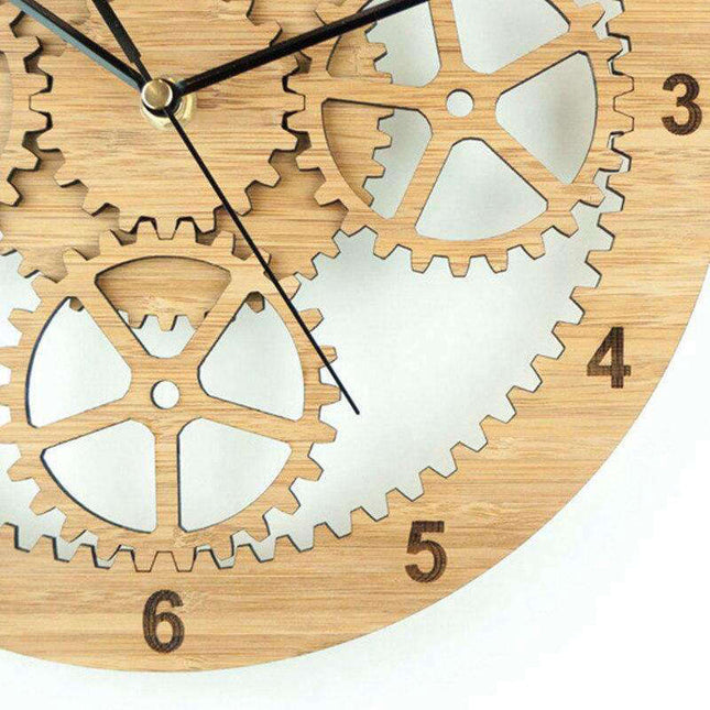 Pyöreä puinen seinäkello rataskuviolla