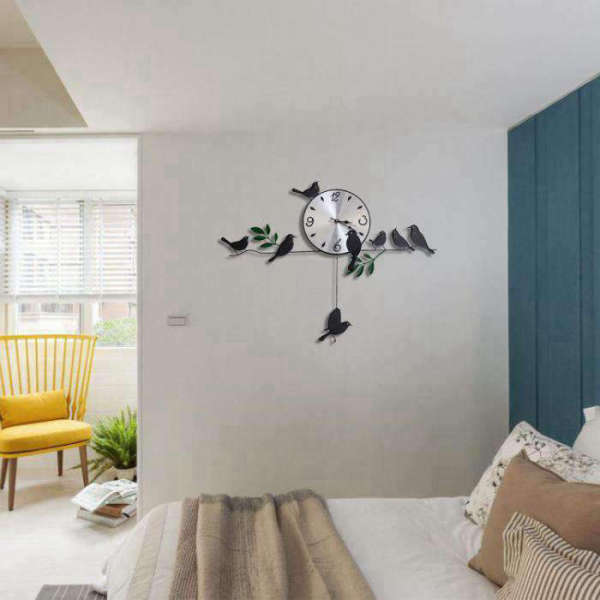 Seinäkello heilurilla ja lintu-aiheella