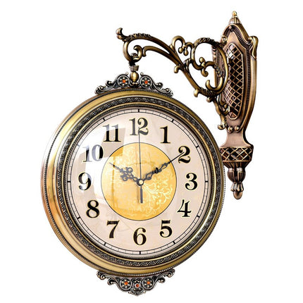 Kaksipuolinen antiikkinen asemakello seinälle