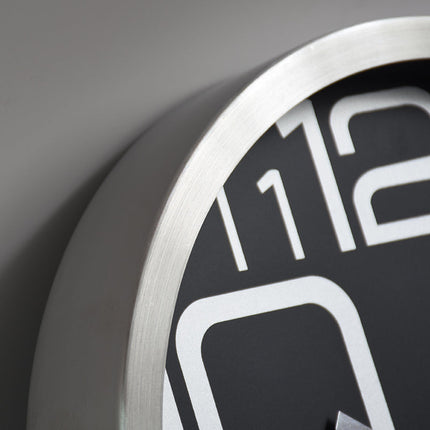 Klassinen seinäkello metallikehyksellä