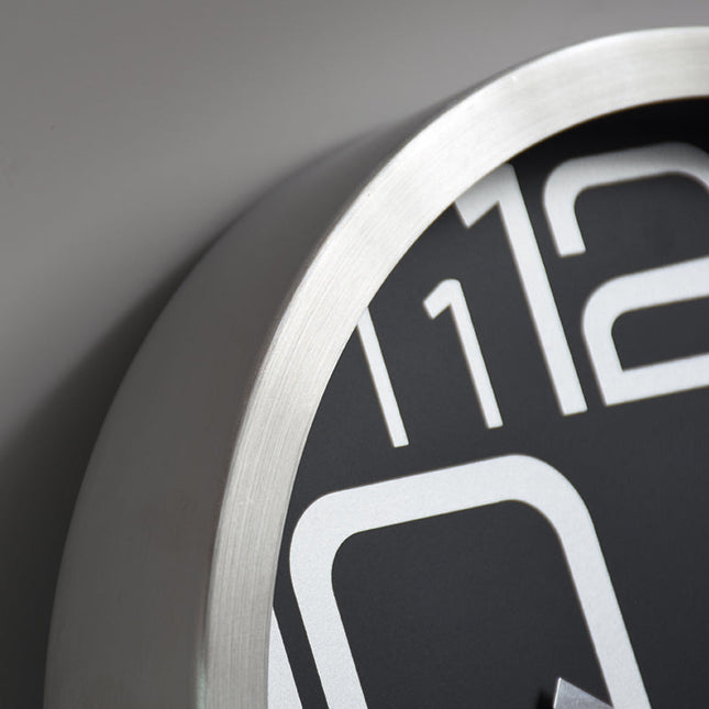 Klassinen seinäkello metallikehyksellä