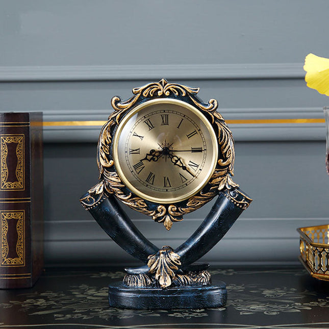 Kultainen vintage-pöytäkello olohuoneen sisustukseen