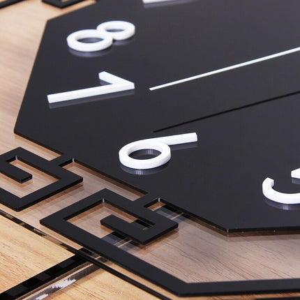 Musta kuusikulmainen seinäkello heilurilla