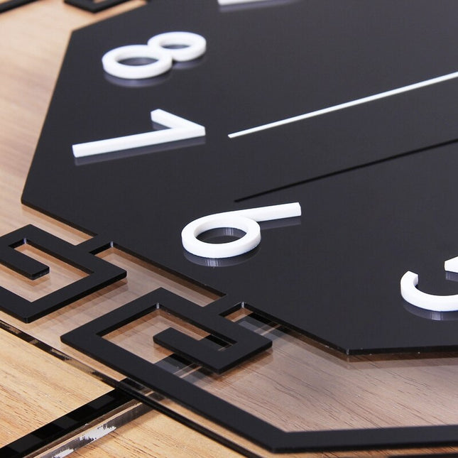 Musta kuusikulmainen seinäkello heilurilla