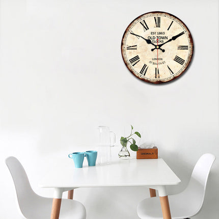 Luonnonvalkoinen antiikkityylinen seinäkello