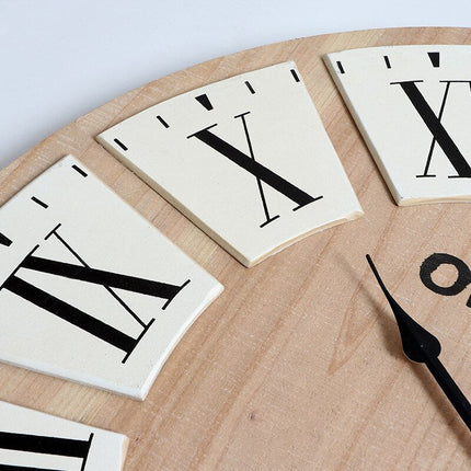 Rustiikkinen puinen seinäkello tekstillä