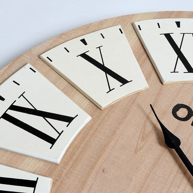 Rustiikkinen puinen seinäkello tekstillä