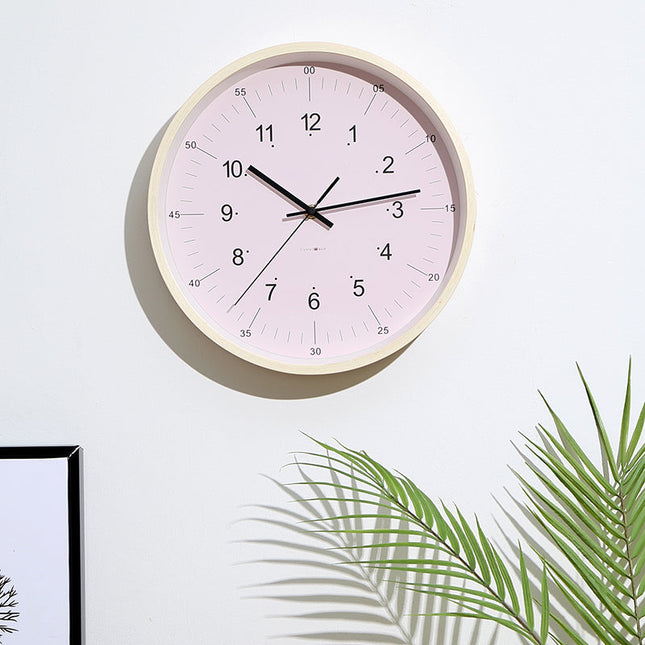 Skandinaavinen seinäkello pastellisävyillä