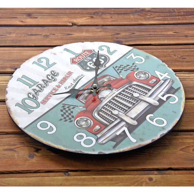 Retro seinäkello punaisella autolla