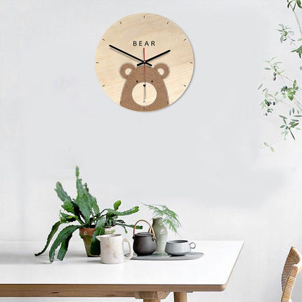 Karhu-aiheinen puinen seinäkello